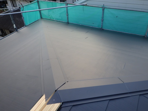 棟板金の取り付け中です