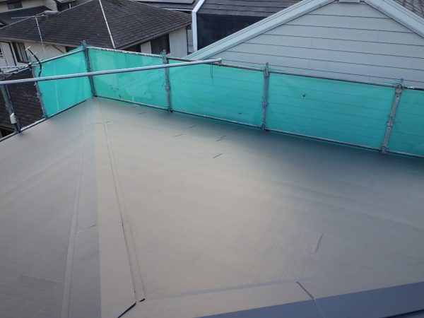 棟板金の取り付けが終了しました