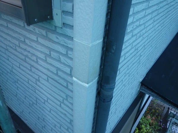 外壁出隅カバー補修です