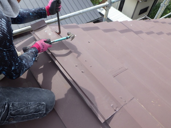 棟板金の撤去中です