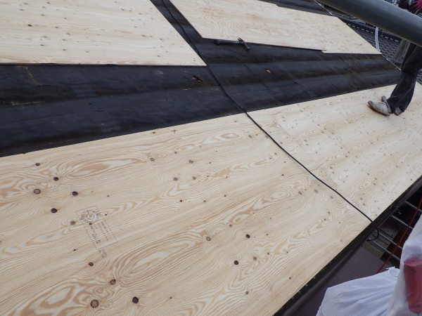 新規野地板の貼り付け中です