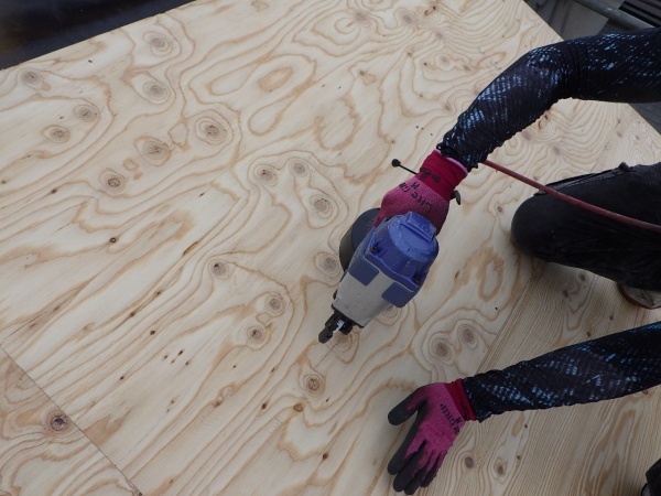 新規野地板の貼り付け中です