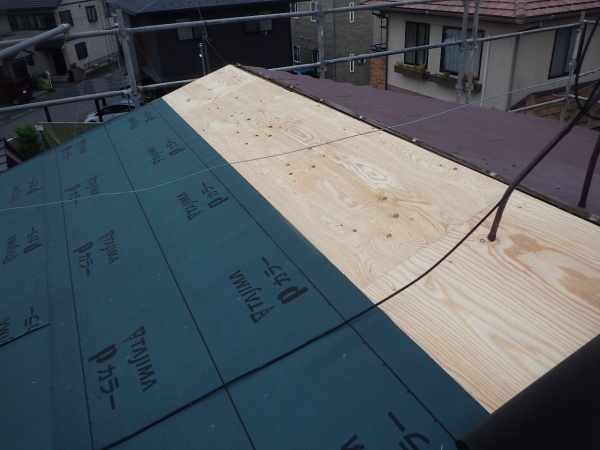 ルーフィング貼り付け中です