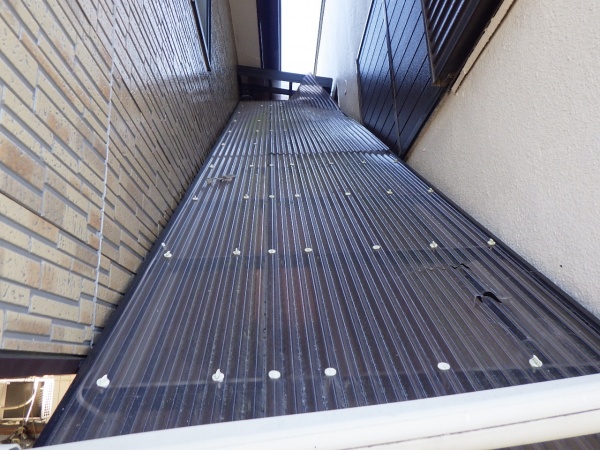 施工前の波板屋根の状態です