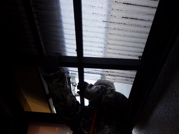 波板屋根の撤去中です