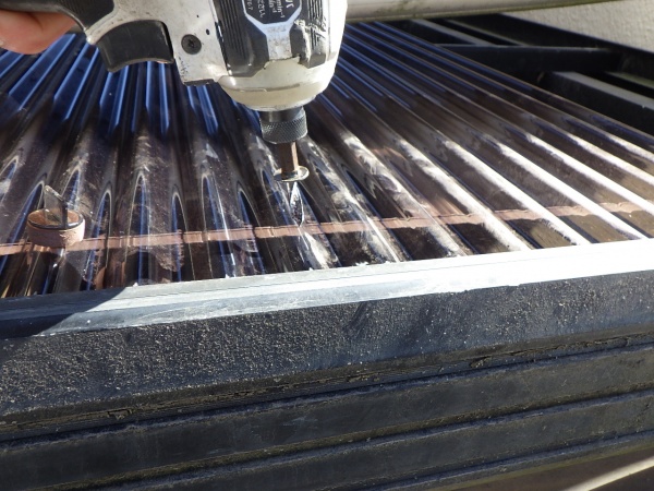 フックの穴あけ中です