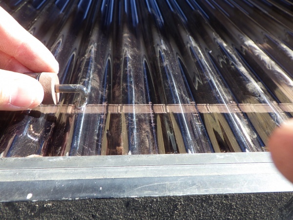 フックで固定します