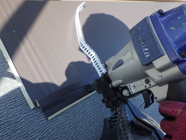 １段目ルーフ取り付け中です