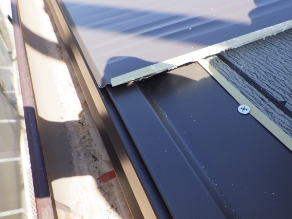 １段目ルーフ取り付け中です