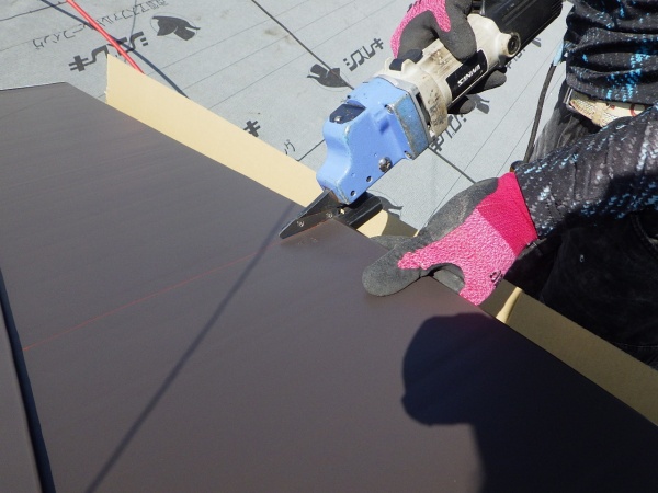 ルーフの加工中です