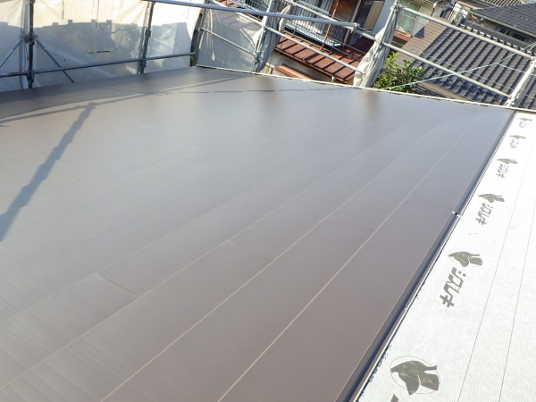 西面のルーフ貼り付け中です