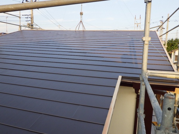西面のルーフ貼り付けが終了しました