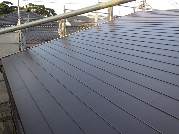 西面のルーフ貼り付けが終了しました