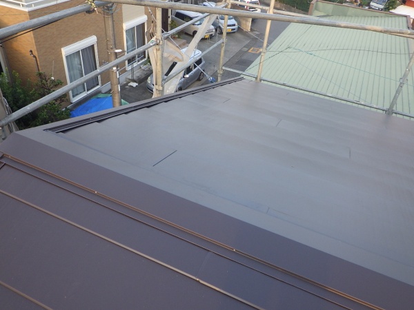 棟板金の取り付け終了です