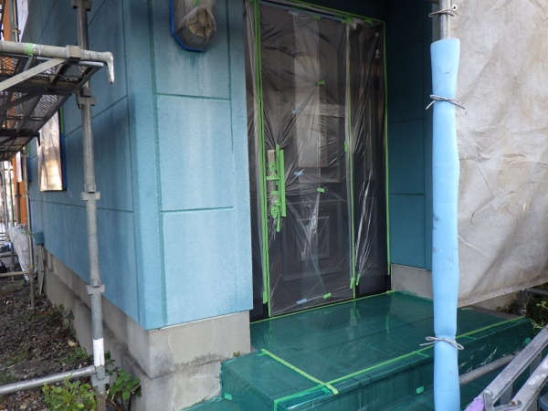 玄関周りの養生が終了しました