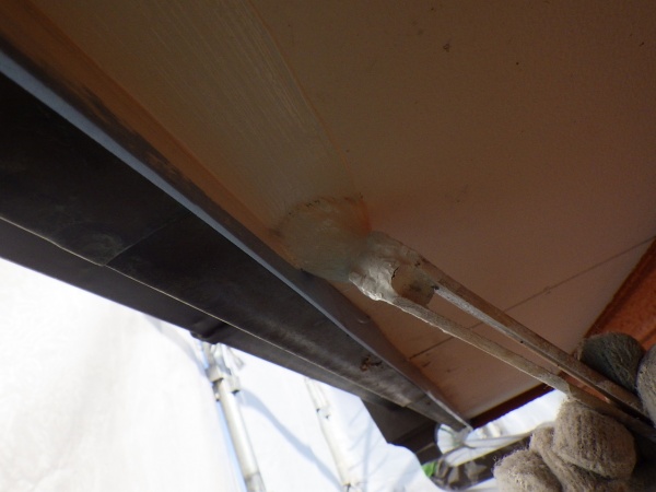 軒天１回目刷毛塗装中です