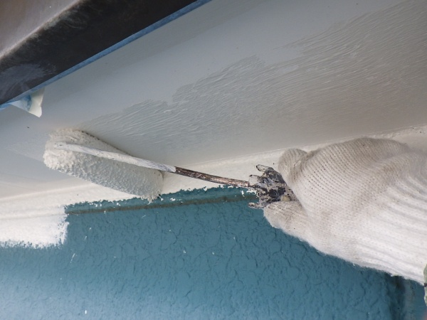 軒天１回目ローラー塗装中です