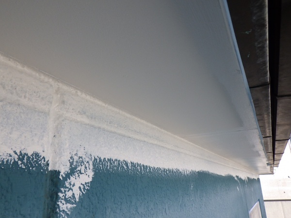 軒天塗装の１回目終了です