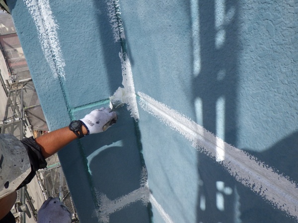 外壁面の下塗り刷毛塗装中です