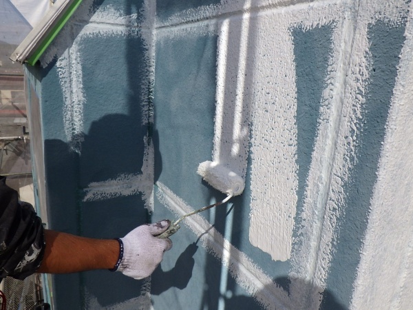 外壁面の下塗りローラー塗装中です