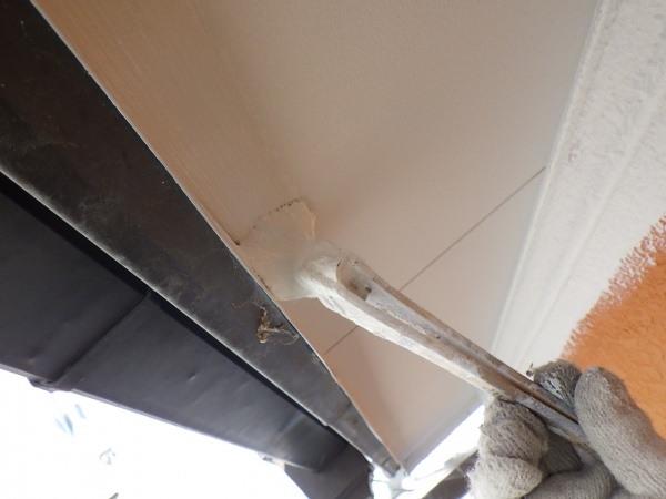 軒天２回目刷毛塗装中です