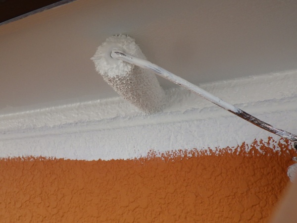 軒天２回目ローラー塗装中です