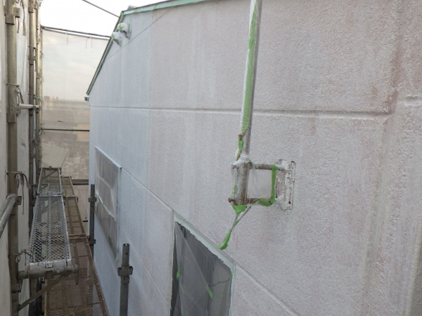 既存オレンジ部分の外壁下塗り終了です