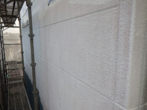 既存オレンジ部分の外壁下塗り終了です