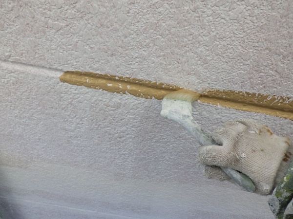 中塗りの刷毛塗装中です