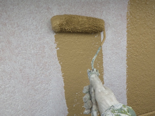 中塗りのローラー塗装中です