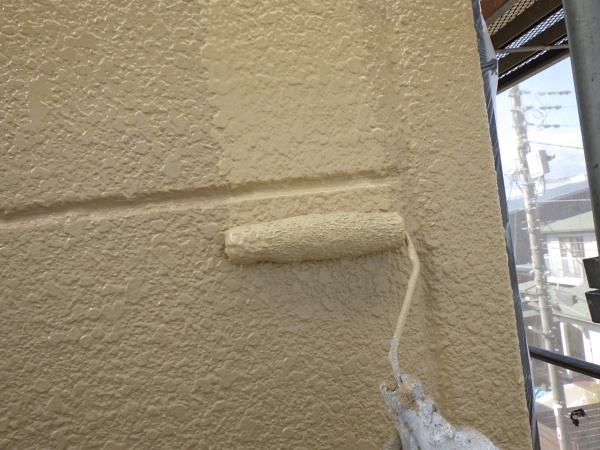 黄色部分の上塗りローラー塗装中です