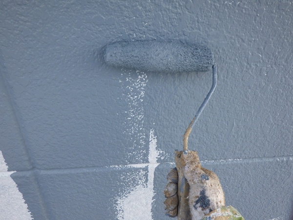 青色部分のローラー塗装中です