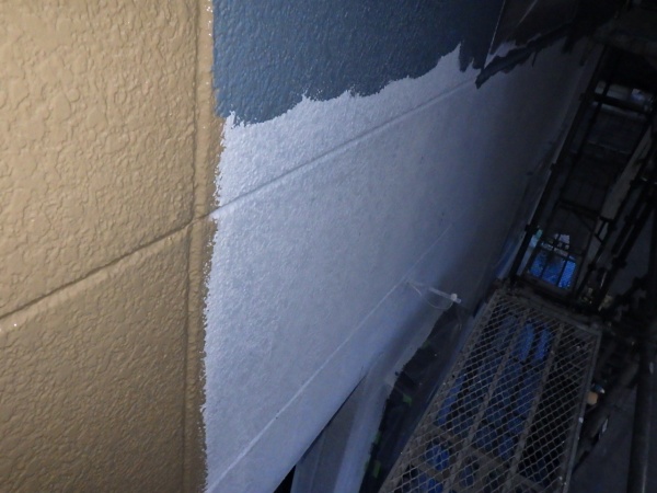 青い部分の中塗り中です