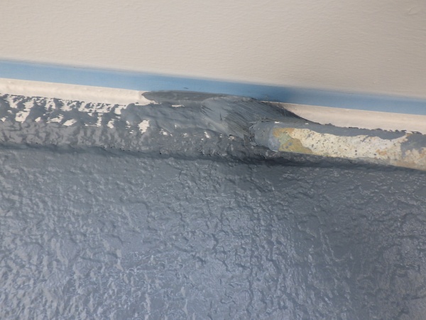 軒天との取り合いの中塗り中です