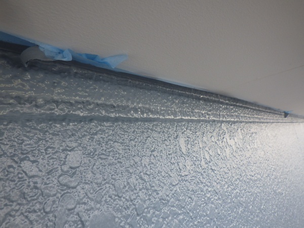 軒天との取り合いの中塗り終了です