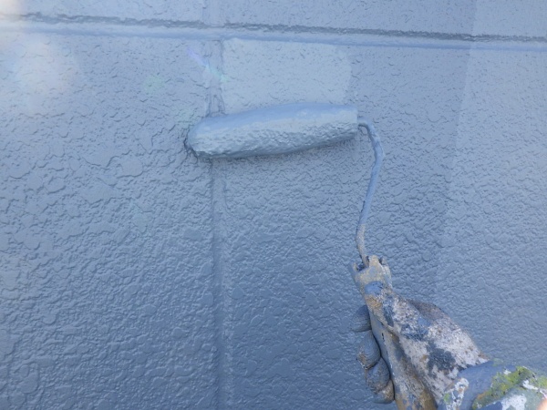 青色外壁面の上塗り中です