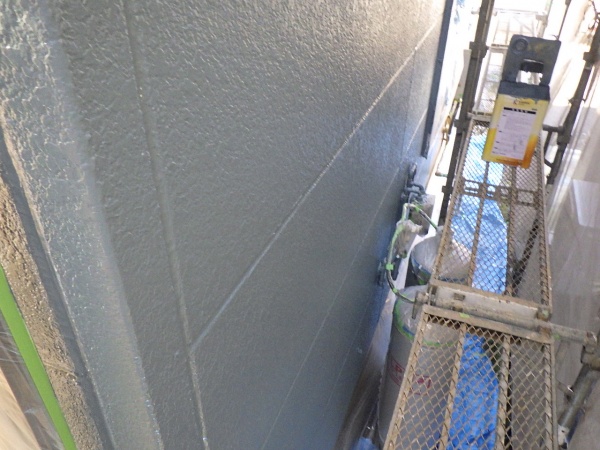 青色外壁面の上塗り終了です