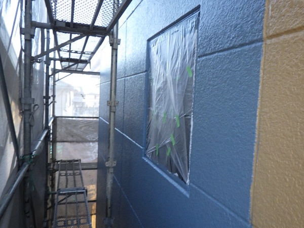 青色外壁面の上塗り終了です