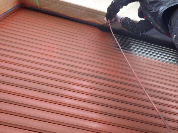 シャッター吹付中塗り中です