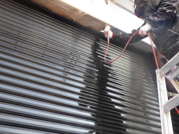 シャッター吹付の上塗り中です