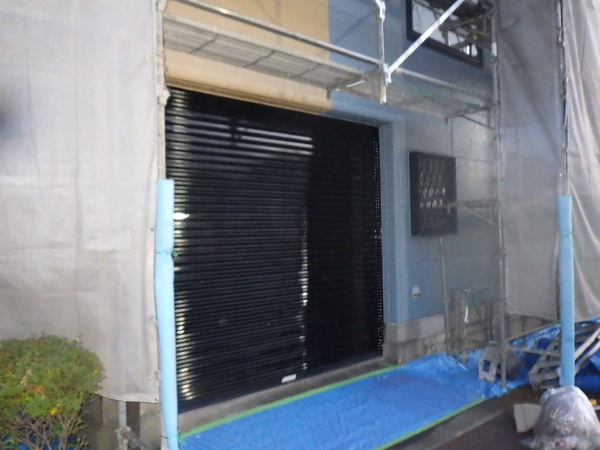 シャッター吹付の上塗り終了です