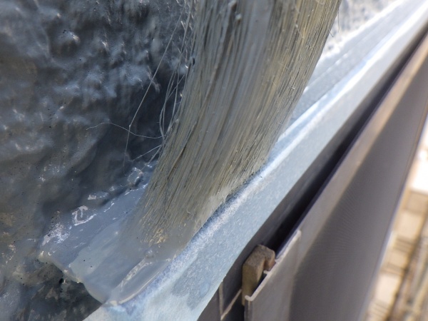 窓枠見切りの補修中です