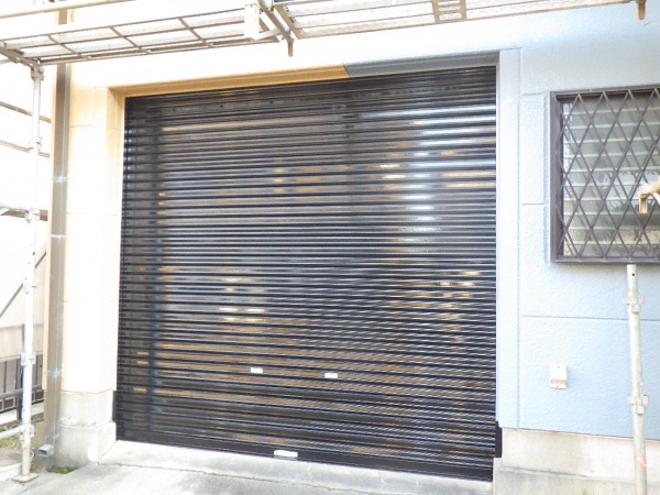 シャッター吹付の塗装の完工です