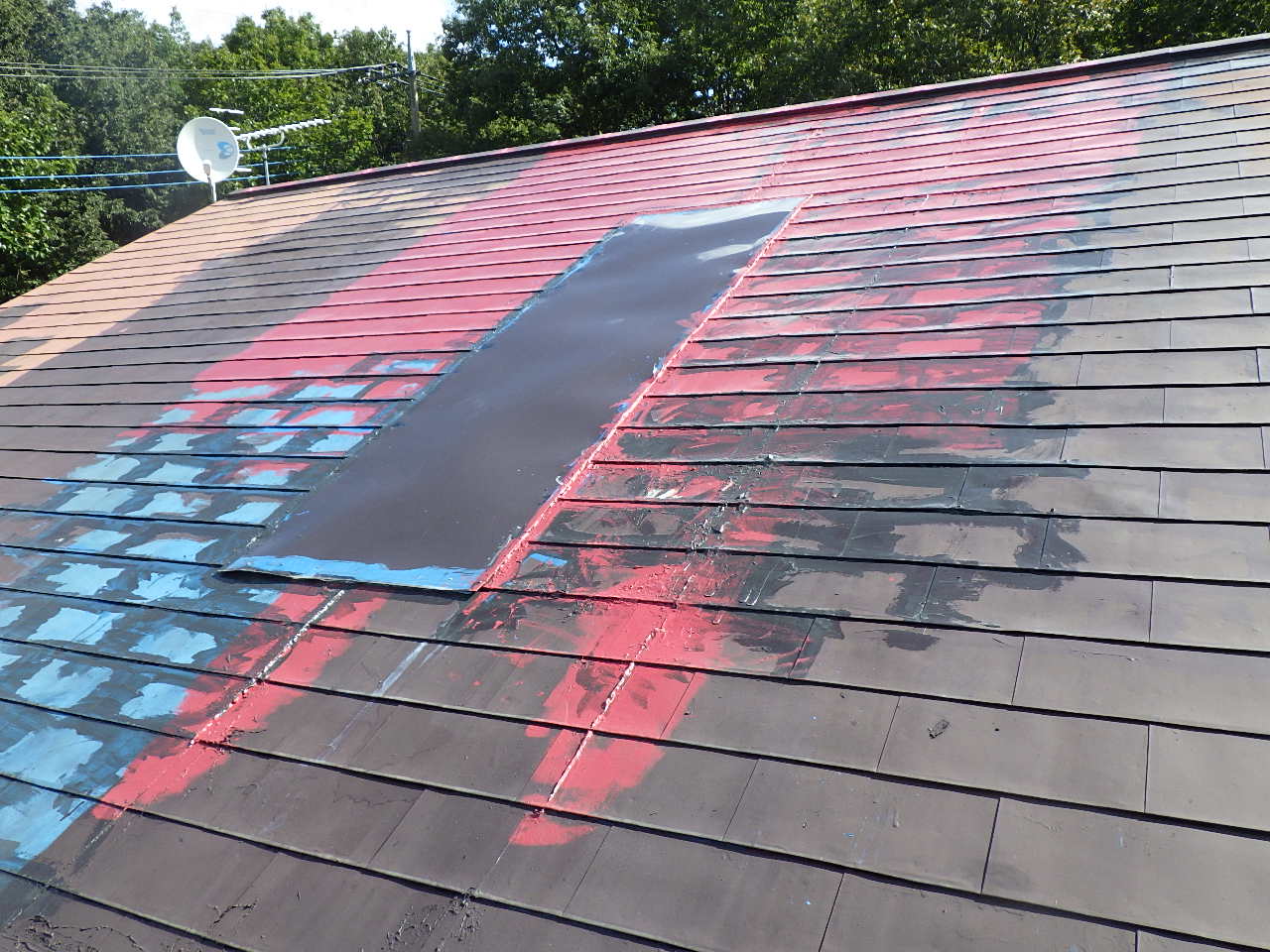 塗料跡が広範囲に残る屋根面の状態