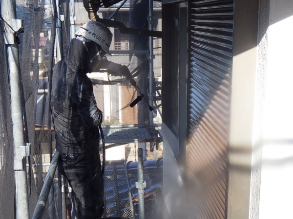 雨戸戸袋の洗浄中です