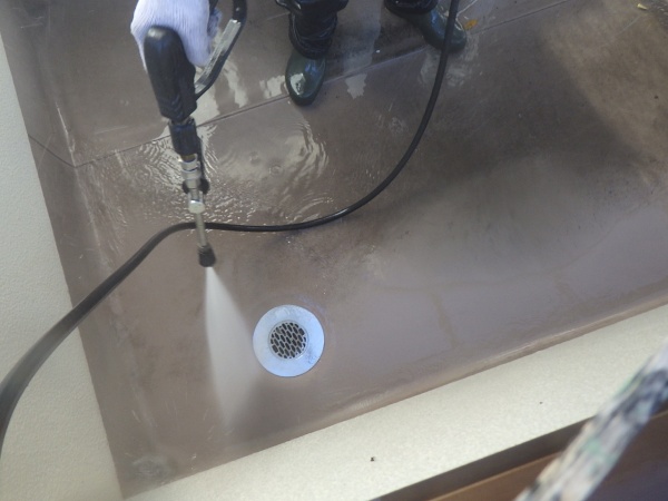 ベランダ床の洗浄中です