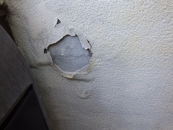 浮いた塗膜の撤去中です