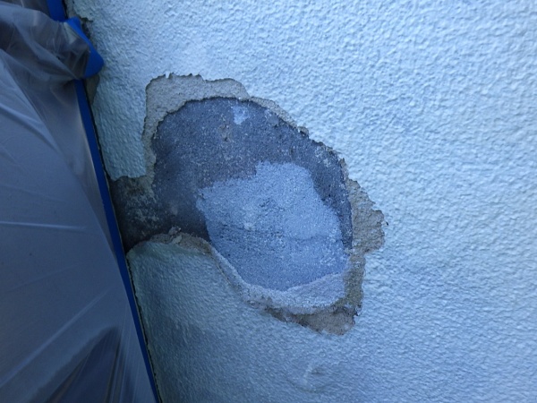 浮いた塗膜の撤去中です