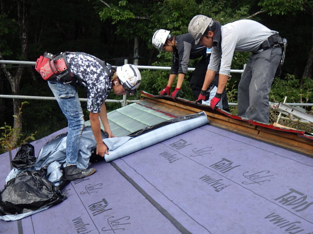 ルーフィングの貼り付け中です
