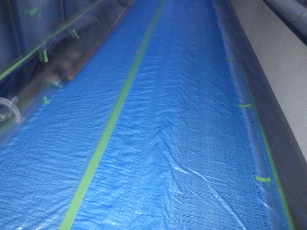 ベランダ床の養生です